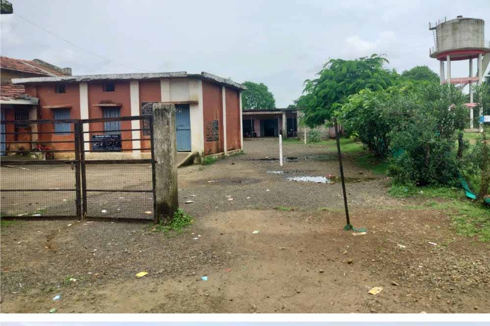 स्कूल परिसर मे असामाजिक तत्वों द्वारा फेकी जा रहीं हैं शराब की बोतलें स्कूल परिसर मे असामाजिक तत्वों द्वारा फेकी जा रहीं हैं शराब की बोतलें