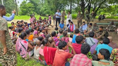 छत्तीसगढ़-बीजापुर में डिप्टी CM शर्मा ने पेड़ के नीचे बैठकर समस्याएं सुनी, आदिवासी क्षेत्रों में सुविधाएं पहुंचाने की जताई कटिबद्धता