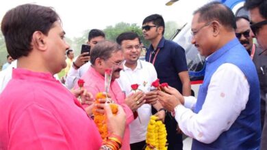 छत्तीसगढ़-मुख्यमंत्री साय पहुंचे राजनांदगांव, हेलीपेड पर जनप्रतिनिधियों ने किया आत्मीय स्वागत