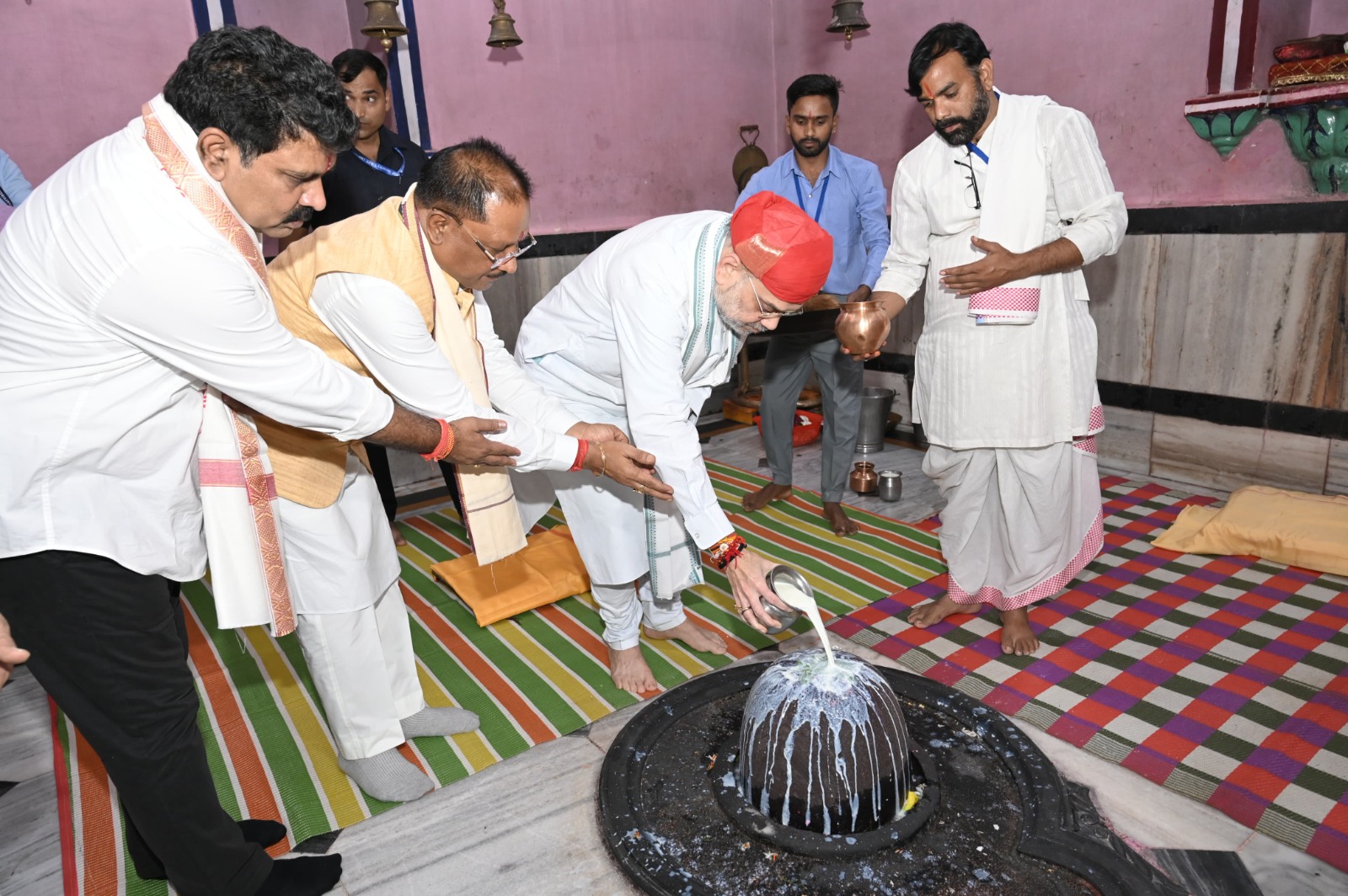 गृह मंत्री अमित शाह ने महाप्रभु वल्लभाचार्य जी के मुख्य प्राकट्य बैठक स्थल की और चम्पेश्वर महादेव की पूजा-अर्चना की