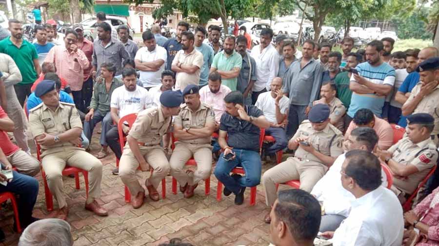 बलौदाबाजार हिंसा में सामने आया था विधायक का नाम, गिरफ्तार करने निवास पहुंची पुलिस बलौदाबाजार हिंसा में सामने आया था विधायक का नाम, गिरफ्तार करने निवास पहुंची पुलिस