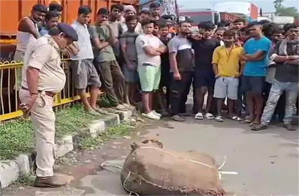 चांदनी चौक पर सड़क पर पड़े कार्टून से निकल रहा था खून, खोलने पर निकला युवक का शव, इलाके में फैली सनसनी चांदनी चौक पर सड़क पर पड़े कार्टून से निकल रहा था खून, खोलने पर निकला युवक का शव, इलाके में फैली सनसनी