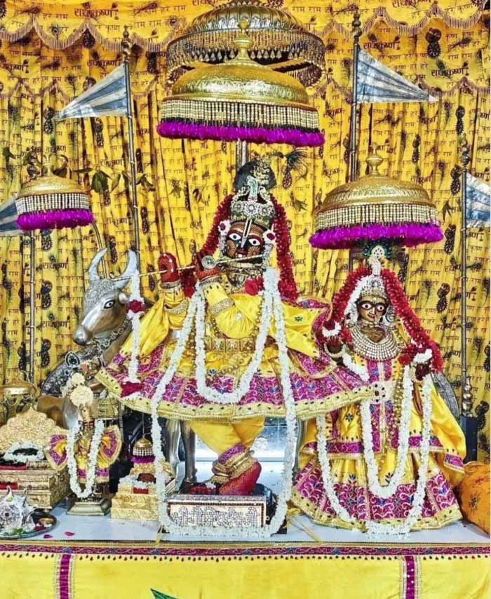 देश भर के मंदिरों में श्री कृष्ण जन्माष्टमी को लेकर लोगों में उत्‍साह, रंग-बिरंगे फूलों से सजाए मंदिर