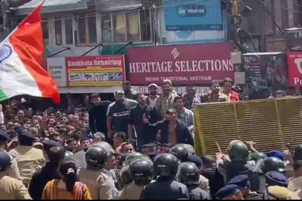 शिमला में बढ़ा बवाल, बैरिकेडिंग तोड़ मस्जिद की तरफ बढ़ी भीड़; पुलिस और प्रदर्शनकारियों में झड़प शिमला में बढ़ा बवाल, बैरिकेडिंग तोड़ मस्जिद की तरफ बढ़ी भीड़; पुलिस और प्रदर्शनकारियों में झड़प