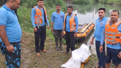 मुंगावली हादसा रैलिंग तोड़कर नाले में गिरी कार, एक की मौत, दूसरा युवक तैरकर बाहर निकला