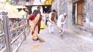 राष्ट्रपति श्रीमती मुर्मु ने श्रीमहाकाल परिसर में स्वच्छता के लिये किया श्रमदान