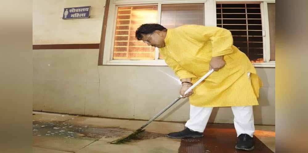 मंत्री प्रद्युम्न सिंह ने शिवपुरी अस्पताल में गंदगी देख भड़के, वाइपर उठा करने लगे सफाई; एजेंसी पर कराई