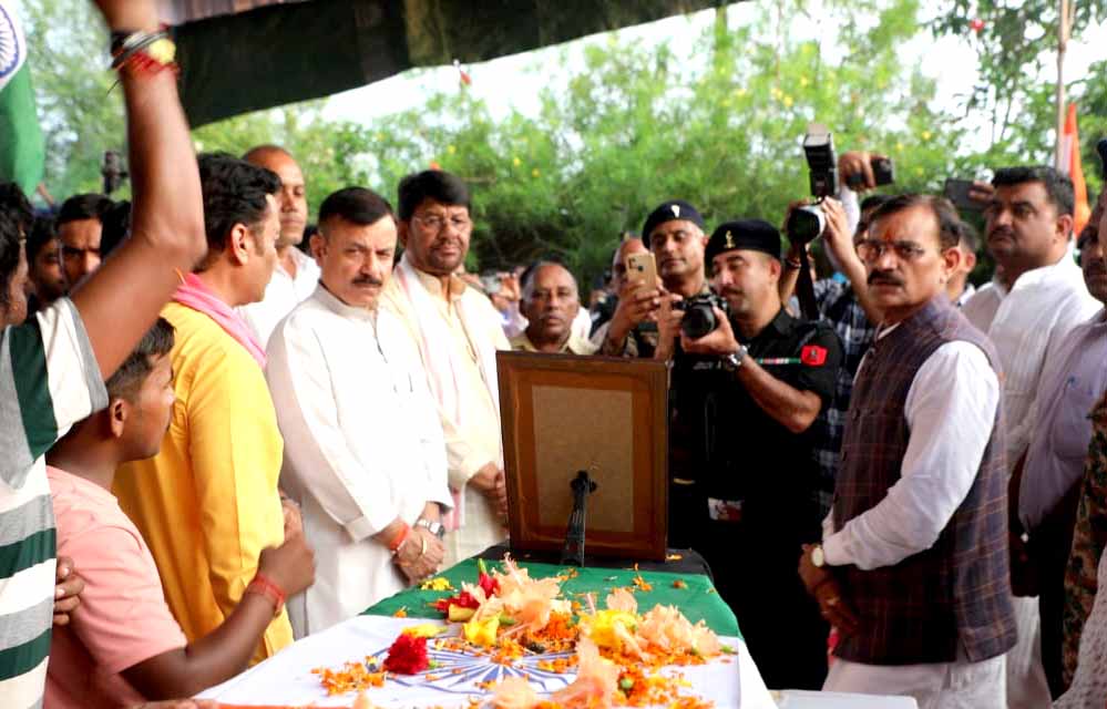 प्रभारी मंत्री सिंह, राज्य मंत्री पटेल, सांसद शर्मा ने हरदुआकला पहुँचकर नम आँखों से दी वीर सपूत को श्रद्धांजलि