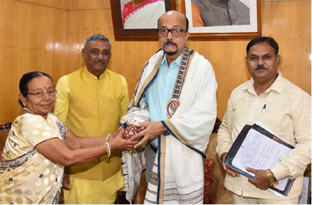 छत्तीसगढ़-राज्यपाल रमेन डेका से मिले राज्य बाल कल्याण परिषद के पदाधिकारी, बाल कल्याण गतिविधियां बताईं छत्तीसगढ़-राज्यपाल रमेन डेका से मिले राज्य बाल कल्याण परिषद के पदाधिकारी, बाल कल्याण गतिविधियां बताईं