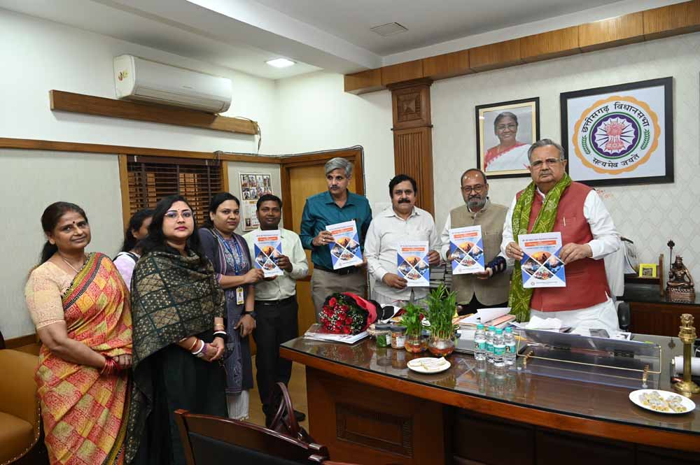 विधानसभा अध्यक्ष डॉ रमन सिंह ने पीआरएसआई कांफ्रेंस ब्रोशर का किया विमोचन, डॉ पाठक ने किया अभिनंदन