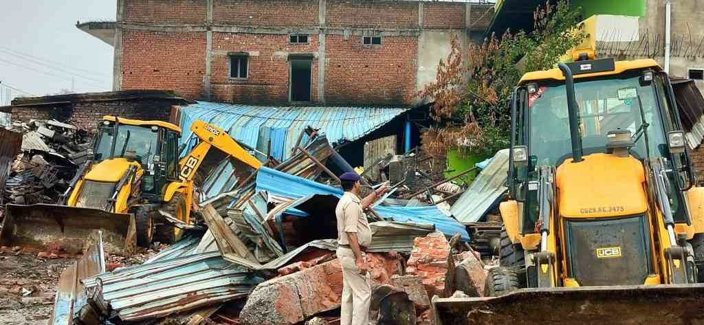 सूरजपूर में आरोपी कबाड़ी कुलदीप साहू और उसके परिवारजनों के अवैध निर्माण पर चला बुलडोजर