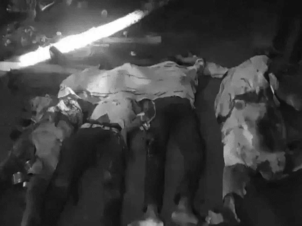 सेंधवा में बाइक सवारों पर पलटा ट्रक, पिता-पुत्र समेत 4 की मौत सेंधवा में बाइक सवारों पर पलटा ट्रक, पिता-पुत्र समेत 4 की मौत