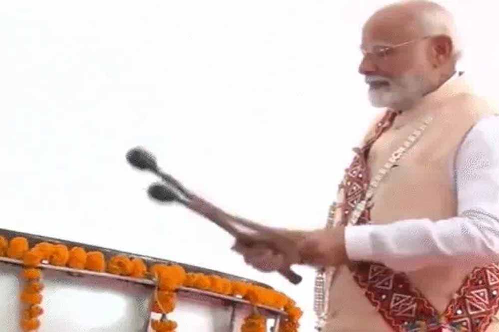 वाशिम में पीएम मोदी ने की पोहरादेवी जगदंबा माता की पूजा, मंदिर में ढोल बजाया