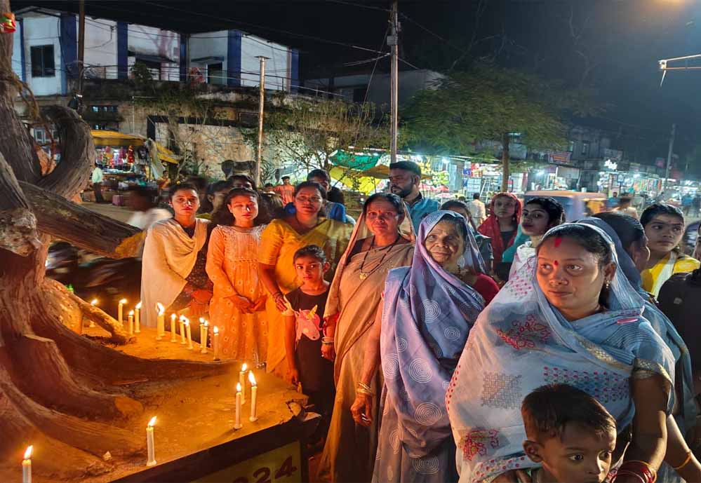 रानी अवंती चौक बस स्टैंड डिंड़ौरी में कैंडल जलाकर शांतिपूर्ण तरीके से मौन विरोध प्रदर्शन रानी अवंती चौक बस स्टैंड डिंड़ौरी में कैंडल जलाकर शांतिपूर्ण तरीके से मौन विरोध प्रदर्शन