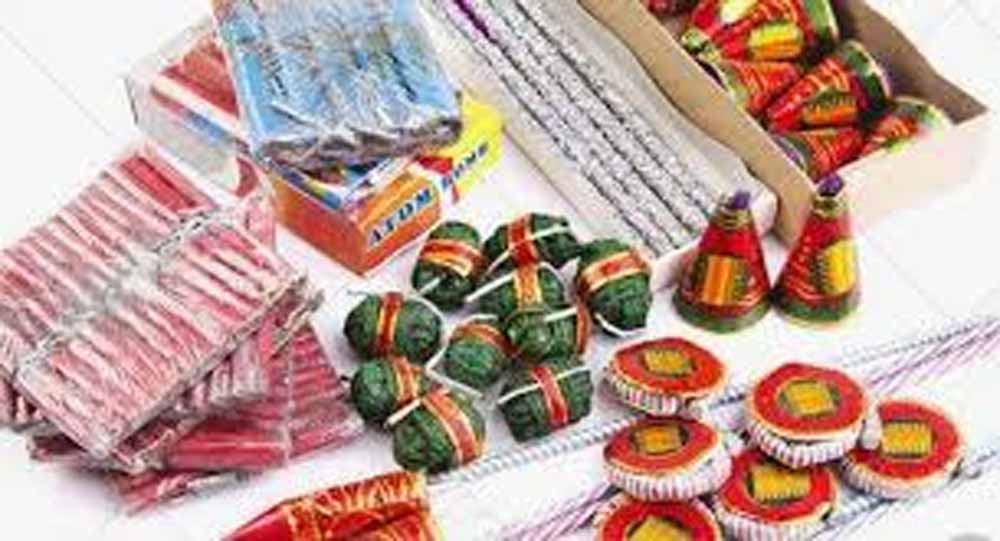 दीवाली के समय रेल यात्रा करते समय कुछ बातों की सावधानी जरूरी है, ट्रेन में आतिशबाजी लेकर सफर न करें दीवाली के समय रेल यात्रा करते समय कुछ बातों की सावधानी जरूरी है, ट्रेन में आतिशबाजी लेकर सफर न करें