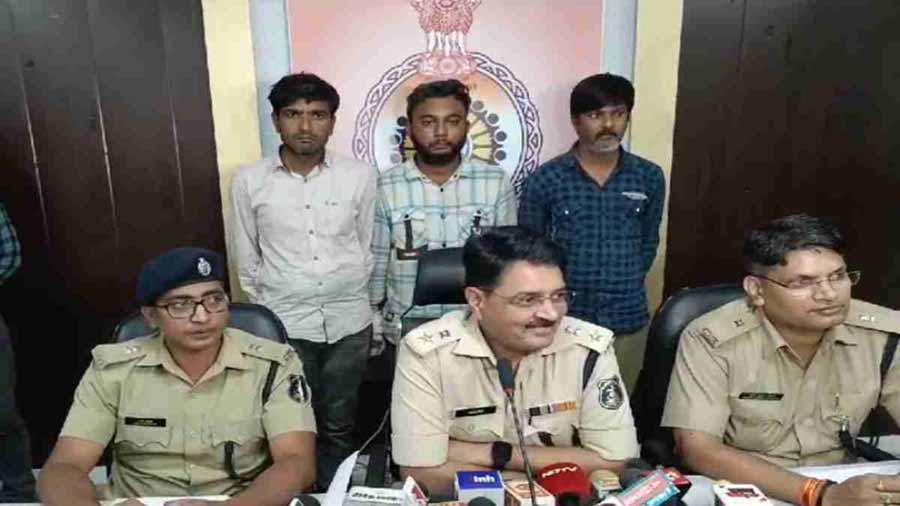स्टॉक मार्केट में इन्वेस्टमेंट कराकर लाखों की ठगी करने वाले तीन आरोपियों को पुलिस ने किया गिरफ्तार स्टॉक मार्केट में इन्वेस्टमेंट कराकर लाखों की ठगी करने वाले तीन आरोपियों को पुलिस ने किया गिरफ्तार