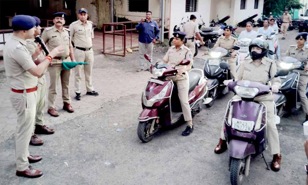 नवरात्रि: बालिकाओं की सुरक्षा के लिए महिला पुलिस स्कूटी दल