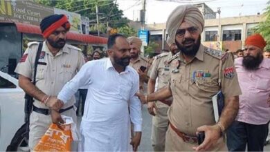 पंचायत चुनाव के लिए फार्म लेने गए व्यक्ति ने कर दिया कांड, पुलिस ने रिवाल्वर जब्त कर व्यक्ति को गिरफ्तार कर लिया