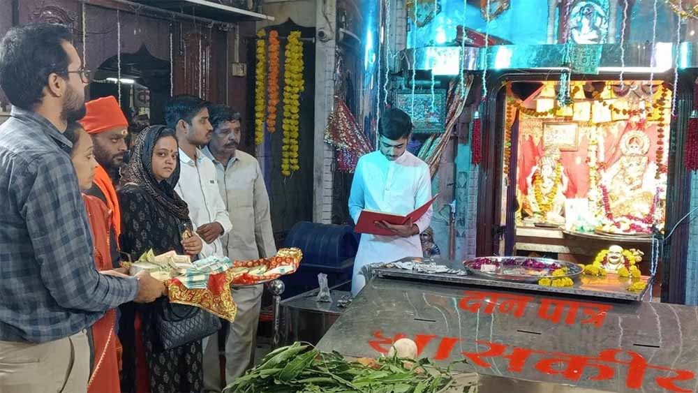 शहर के माणकचौक स्थित प्रसिद्ध महालक्ष्मी मंदिर में भक्तों द्वारा सजावट के लिए विशेष शृंगार की तैयारी शुरू शहर के माणकचौक स्थित प्रसिद्ध महालक्ष्मी मंदिर में भक्तों द्वारा सजावट के लिए विशेष शृंगार की तैयारी शुरू