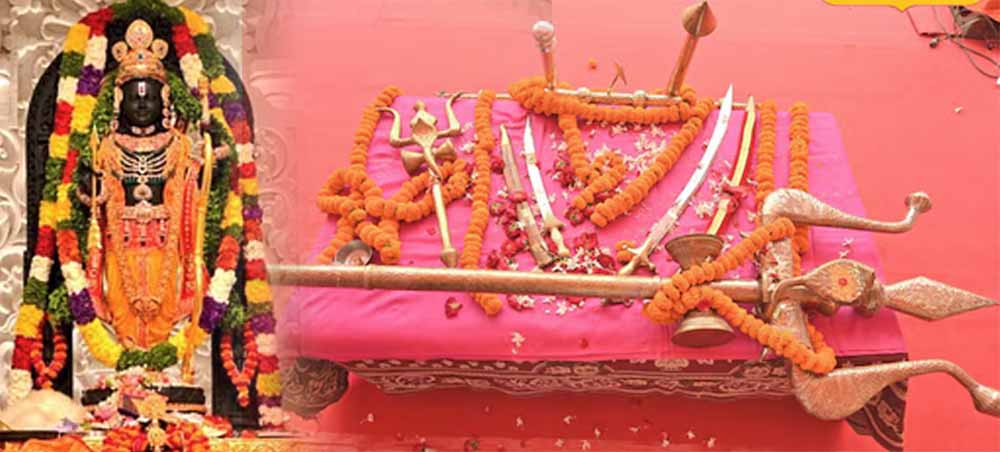 भगवान राम नगरी अयोध्या में मंदिर में पहली बार शस्त्र पूजन कार्यक्रम कराया गया