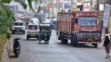 मेट्रो बैरिकेडिंग से पुराने शहर का ट्रैफिक खस्ताहाल, सड़कों पर वाहन रेंगते हैं और दिनभर जाम के हालात बने रहते हैं