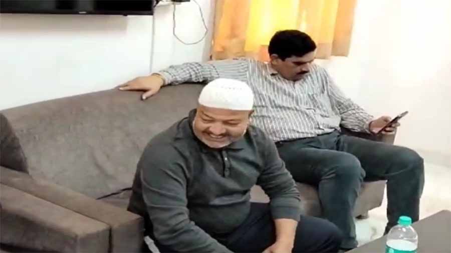 लोकायुक्त ने सवा लाख रिश्वत लेते कांग्रेस पार्षद पति को किया गिरफ्तार लोकायुक्त ने सवा लाख रिश्वत लेते कांग्रेस पार्षद पति को किया गिरफ्तार