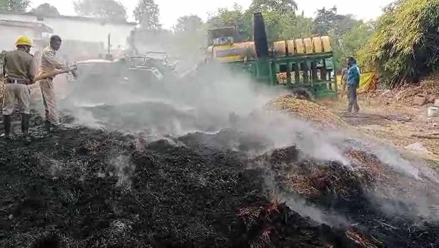 धान कटाई के दौरान आग लगने से बड़ा हादसा, फसल और थ्रेसर मशीन जलकर खाक धान कटाई के दौरान आग लगने से बड़ा हादसा, फसल और थ्रेसर मशीन जलकर खाक