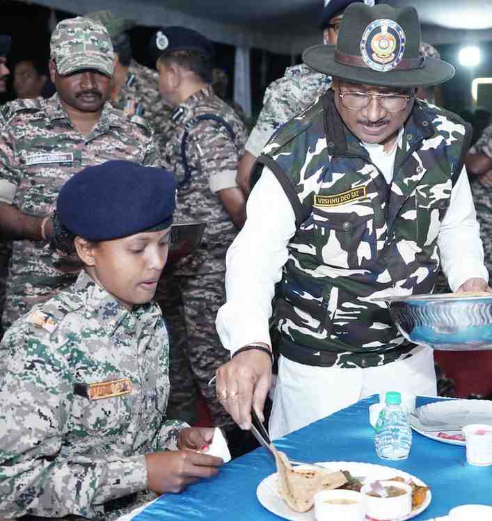 मुख्यमंत्री ने सीआरपीएफ़ बस्तरिया बटालियन की जवान प्रमिका दुग्गा की माता जी से फोन पर की बातचीत