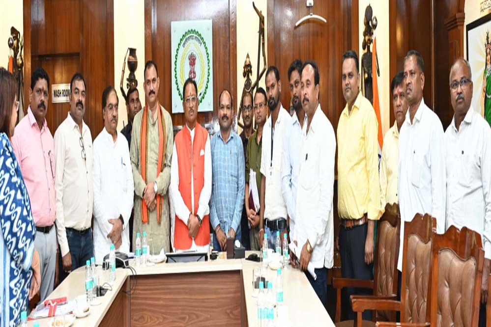 मुख्यमंत्री विष्णु देव साय की संवेदनशील पहल : समिति प्रबंधकों और कर्मचारियों की हड़ताल समाप्त मुख्यमंत्री विष्णु देव साय की संवेदनशील पहल : समिति प्रबंधकों और कर्मचारियों की हड़ताल समाप्त