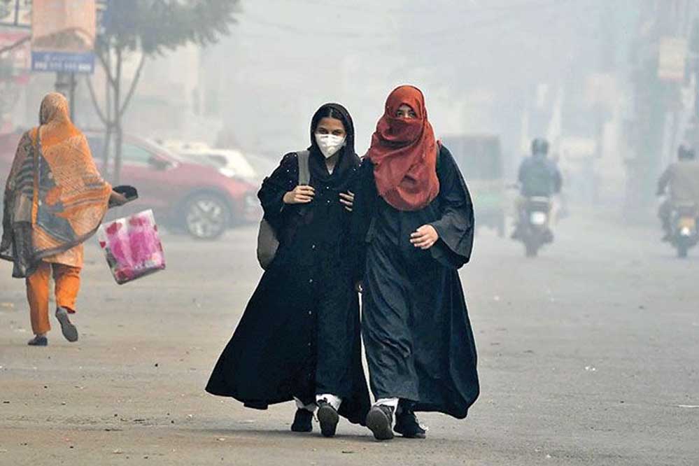 प्रदूषण की मार से लाहौर बेहाल, AQI 1900 के पार, मरीजों से भरे अस्पताल…