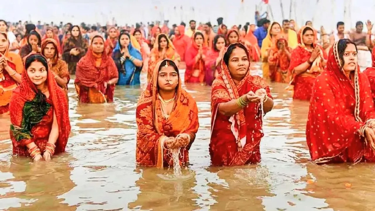 उगते सूर्य को अर्घ्य के साथ छठ महापर्व का समापन