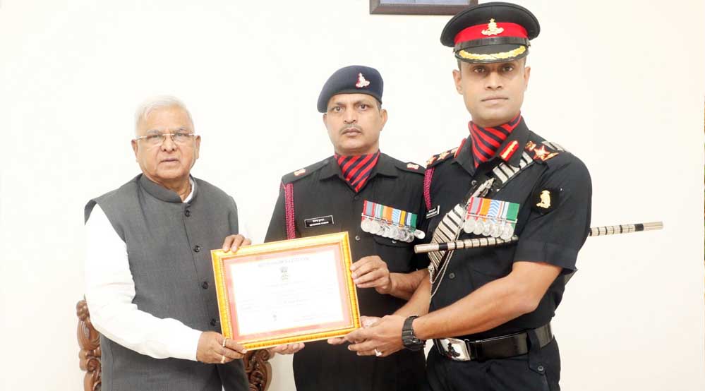 राज्यपाल मंगुभाई पटेल ने सेना को सम्मानित किया राज्यपाल मंगुभाई पटेल ने सेना को सम्मानित किया