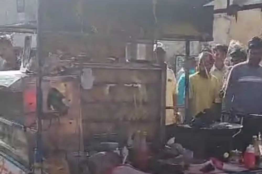 मध्य प्रदेश : छतरपुर में बड़ा हादसा, LPG सिलेंडर फटने से 20 लोग घायल मध्य प्रदेश : छतरपुर में बड़ा हादसा, LPG सिलेंडर फटने से 20 लोग घायल