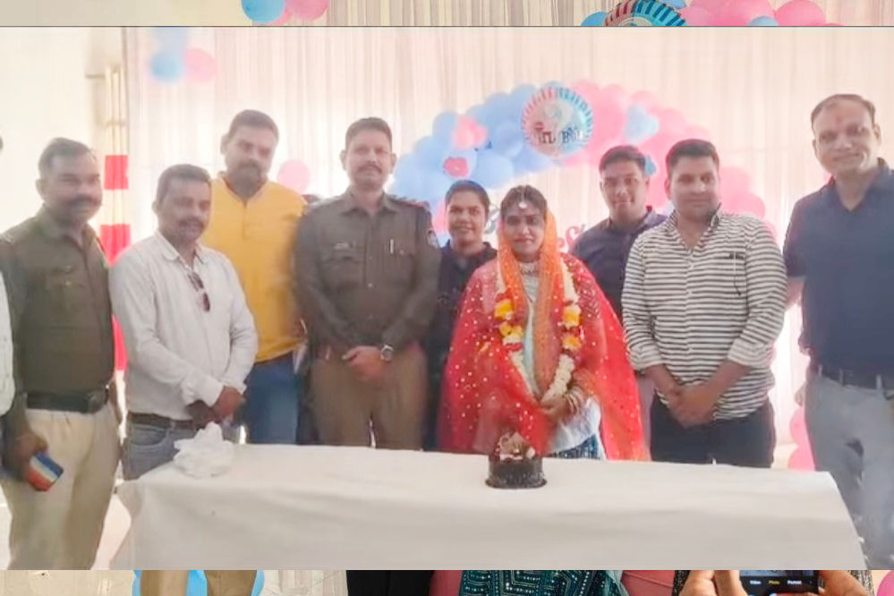 नई पहल थाने में हुई महिला आरक्षक की गोद भराई, टीआई ने निभाया पिता का फर्ज नई पहल थाने में हुई महिला आरक्षक की गोद भराई, टीआई ने निभाया पिता का फर्ज
