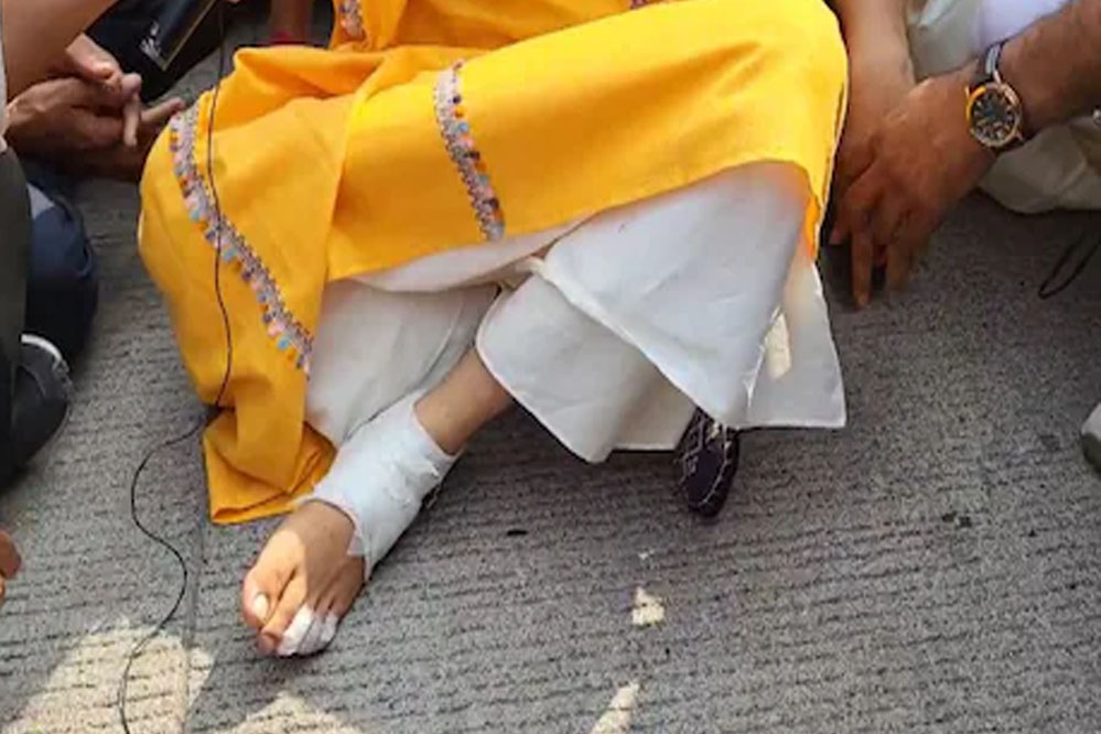 हिंदू एकता पदयात्रा में बागेश्वर बाबा के पैरों में पड़े छाले, मुस्लिम समुदाय ने बरसाए फूल हिंदू एकता पदयात्रा में बागेश्वर बाबा के पैरों में पड़े छाले, मुस्लिम समुदाय ने बरसाए फूल