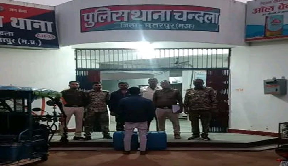 पुलिस ने अवैध कच्ची शराब परिवहन कर रहे आरोपी को किया गिरफ्तार, 58 लीटर अवैध कच्ची शराब एवं ई रिक्शा जब्त पुलिस ने अवैध कच्ची शराब परिवहन कर रहे आरोपी को किया गिरफ्तार, 58 लीटर अवैध कच्ची शराब एवं ई रिक्शा जब्त