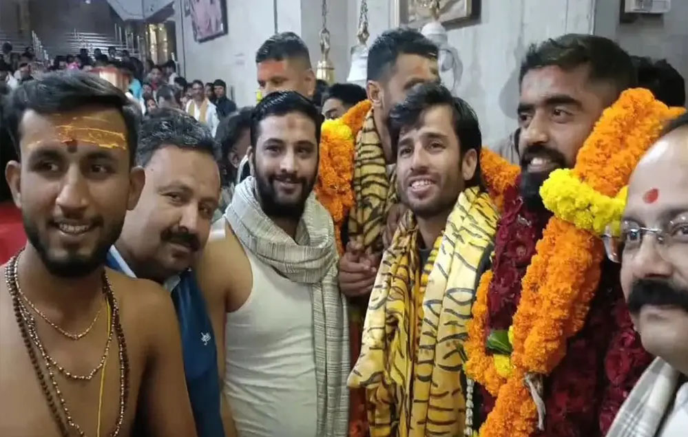 क्रिकेटर अक्षर पटेल-रवि विश्नोई आज भस्म आरती में शामिल हुए, इंदौर में मुश्ताक अली ट्राफी खेलने आए हैं कई दिग्गज खिलाड़ी क्रिकेटर अक्षर पटेल-रवि विश्नोई आज भस्म आरती में शामिल हुए, इंदौर में मुश्ताक अली ट्राफी खेलने आए हैं कई दिग्गज खिलाड़ी