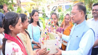 मुख्यमंत्री विष्णुदेव साय ने प्रधानमंत्री आवास योजना की हितग्राहियों को दीपावली का उपहार भेंट किया