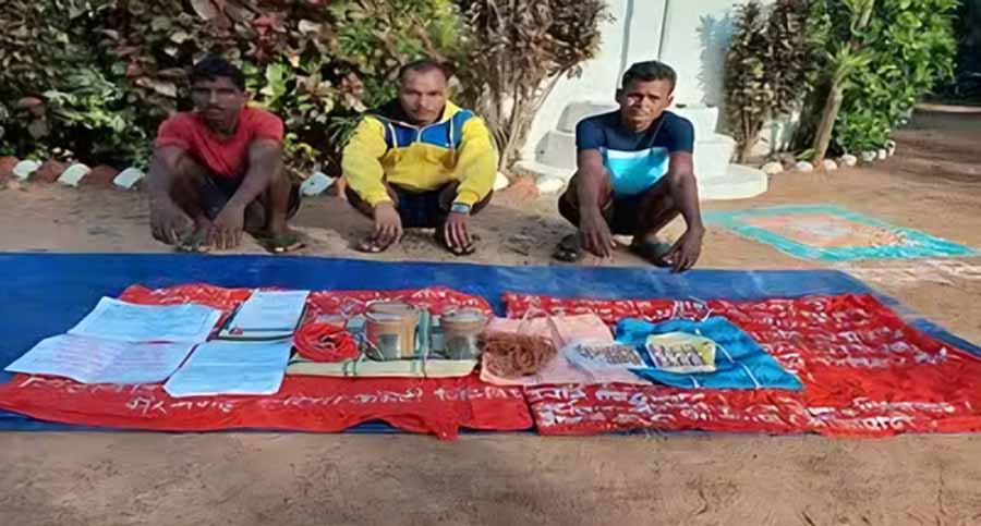 नक्सली प्रचार सामग्री व विस्फोटक के साथ 3 नक्सली गिरफ्तार नक्सली प्रचार सामग्री व विस्फोटक के साथ 3 नक्सली गिरफ्तार