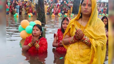 MP के घाटों में भी उमड़ा आस्था का सैलाब, अंतिम दिन व्रतियों ने उगते सूर्य को दिया अर्घ्य