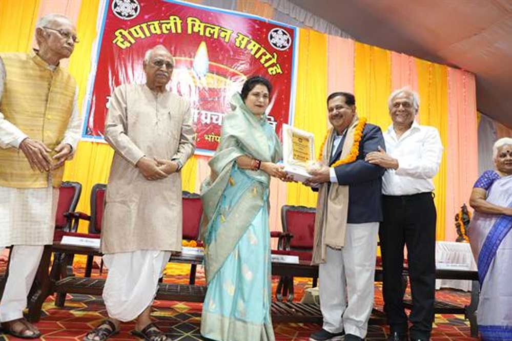 दीपावली पर्व का सांस्कृतिक के साथ आर्थिक महत्व भी है: राज्यमंत्री श्रीमती गौर दीपावली पर्व का सांस्कृतिक के साथ आर्थिक महत्व भी है: राज्यमंत्री श्रीमती गौर