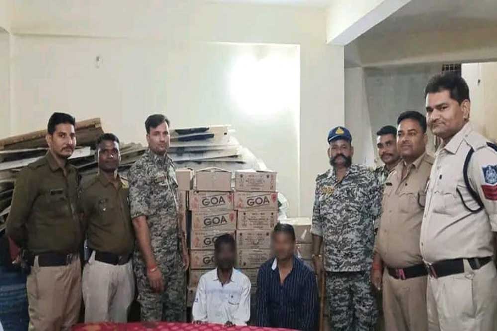 पुलिस ने अवैध शराब के भंडारण में मारा छापा, 550 लीटर शराब एवं स्कूटी जब्त, दो आरोपी गिरफ्तार पुलिस ने अवैध शराब के भंडारण में मारा छापा, 550 लीटर शराब एवं स्कूटी जब्त, दो आरोपी गिरफ्तार
