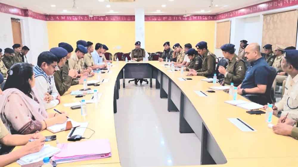 छत्तीसगढ़-रायपुर SSP संतोष सिंह ने देर रात ली बैठक, अपराधियों पर कठोर कार्रवाई के दिए निर्देश छत्तीसगढ़-रायपुर SSP संतोष सिंह ने देर रात ली बैठक, अपराधियों पर कठोर कार्रवाई के दिए निर्देश
