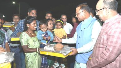 मुख्यमंत्री ने नवा रायपुर में सफाई कर्मियों को मिठाई और उपहार दे कर साथ बांटी दीवाली की खुशियां