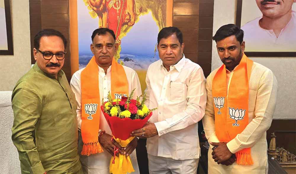दिल्ली: आप के पूर्व पार्षद राम नारायण भारद्वाज भाजपा में शामिल हुए दिल्ली: आप के पूर्व पार्षद राम नारायण भारद्वाज भाजपा में शामिल हुए