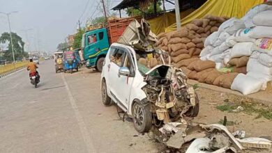 हादसे में कार पूरी तरह से क्षतिग्रस्त हो गई