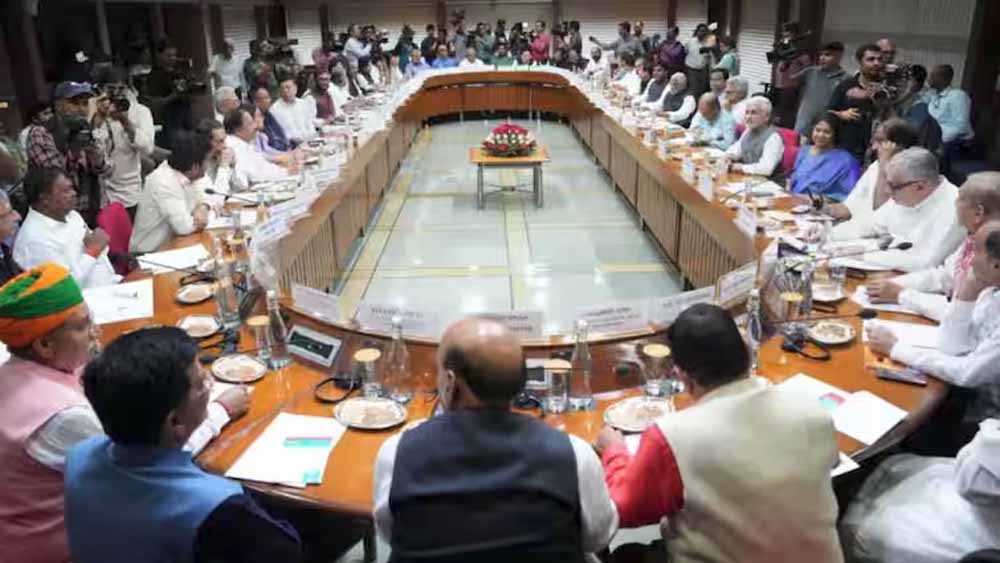 शीतकालीन सत्र से पहले सर्वदलीय बैठक में कांग्रेस ने अडानी और मणिपुर मुद्दे पर संसद में चर्चा की मांग की शीतकालीन सत्र से पहले सर्वदलीय बैठक में कांग्रेस ने अडानी और मणिपुर मुद्दे पर संसद में चर्चा की मांग की