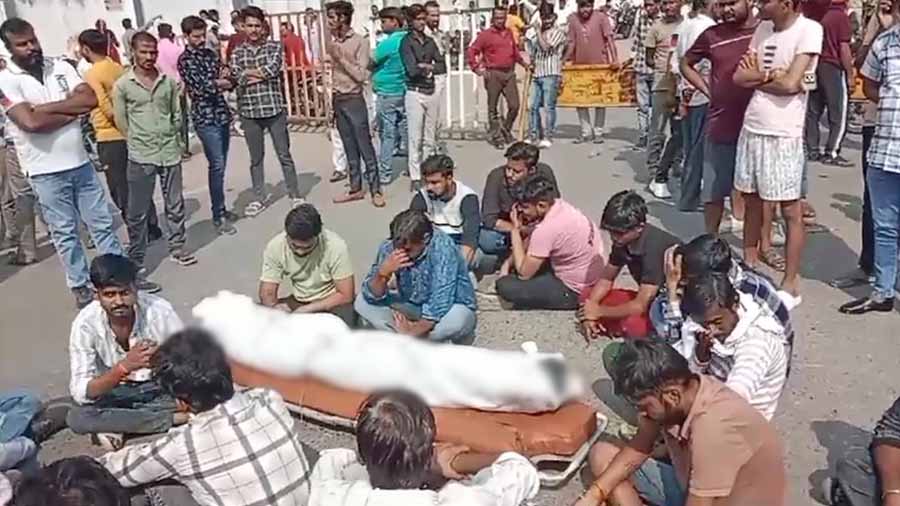 भिंड में पुरानी रंजिश को लेकर दो पक्षों के बीच फायरिंग, एक की मौत भिंड में पुरानी रंजिश को लेकर दो पक्षों के बीच फायरिंग, एक की मौत