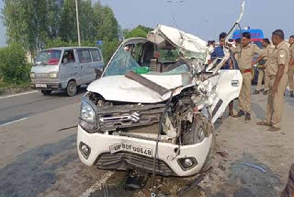 औरैया : सडक हादसे में एक ही परिवार के तीन लोगों की मौत,04 घायल औरैया : सडक हादसे में एक ही परिवार के तीन लोगों की मौत,04 घायल