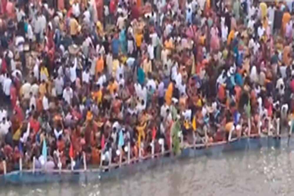 लोक आस्था और सूर्योपासना के पर्व छठ के तीसरे दिन व्रतियों ने भगवान सूर्य को अर्घ्य अर्पित किया